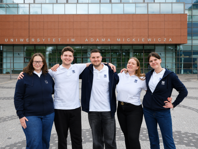 Pięcioro studentów UAM stoi razem przed budynkiem Instytutu Nauk Medycznych UAM w Pile i uśmiecha się do zdjęcia.